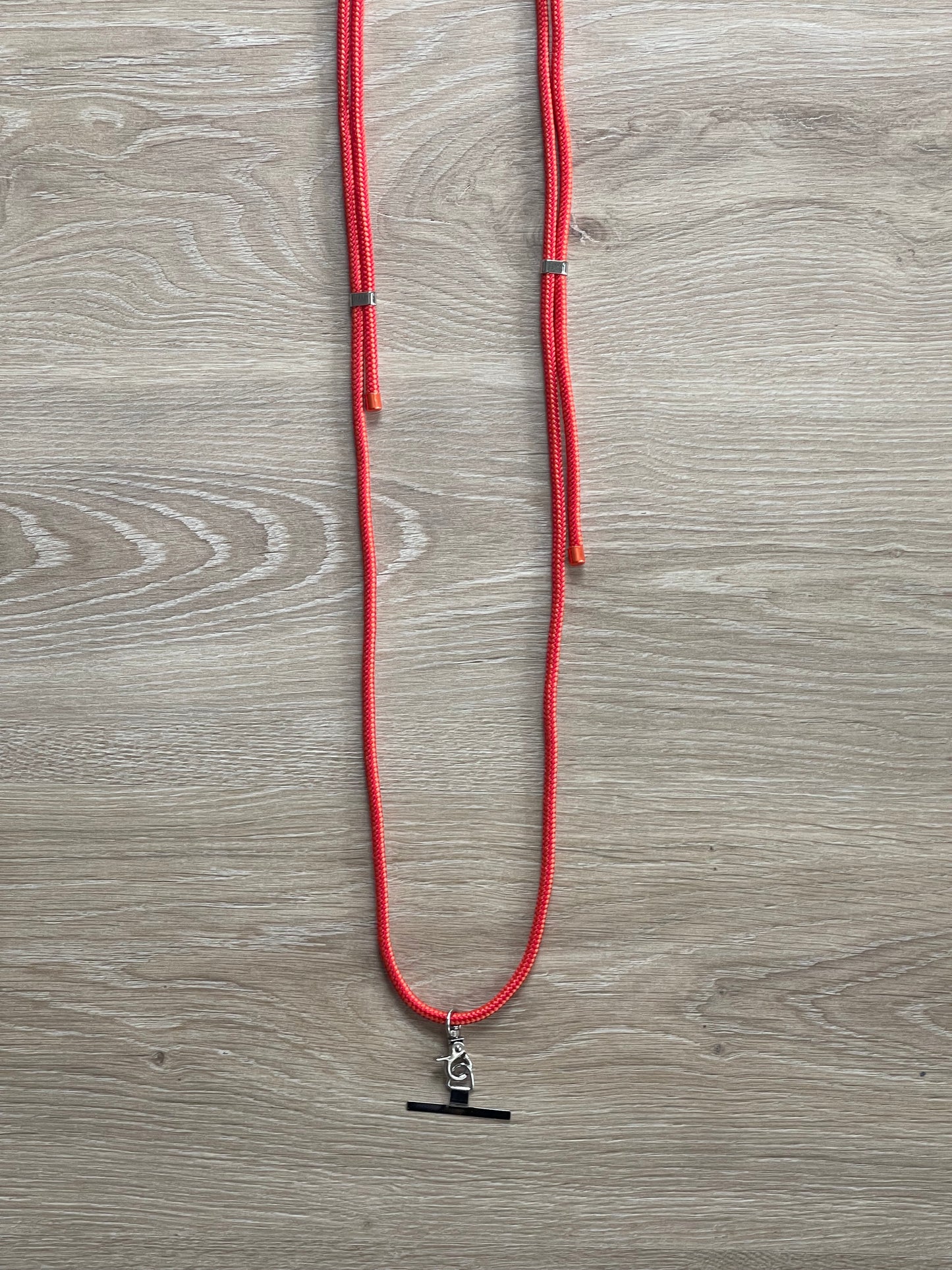 Le collier de téléphone corail