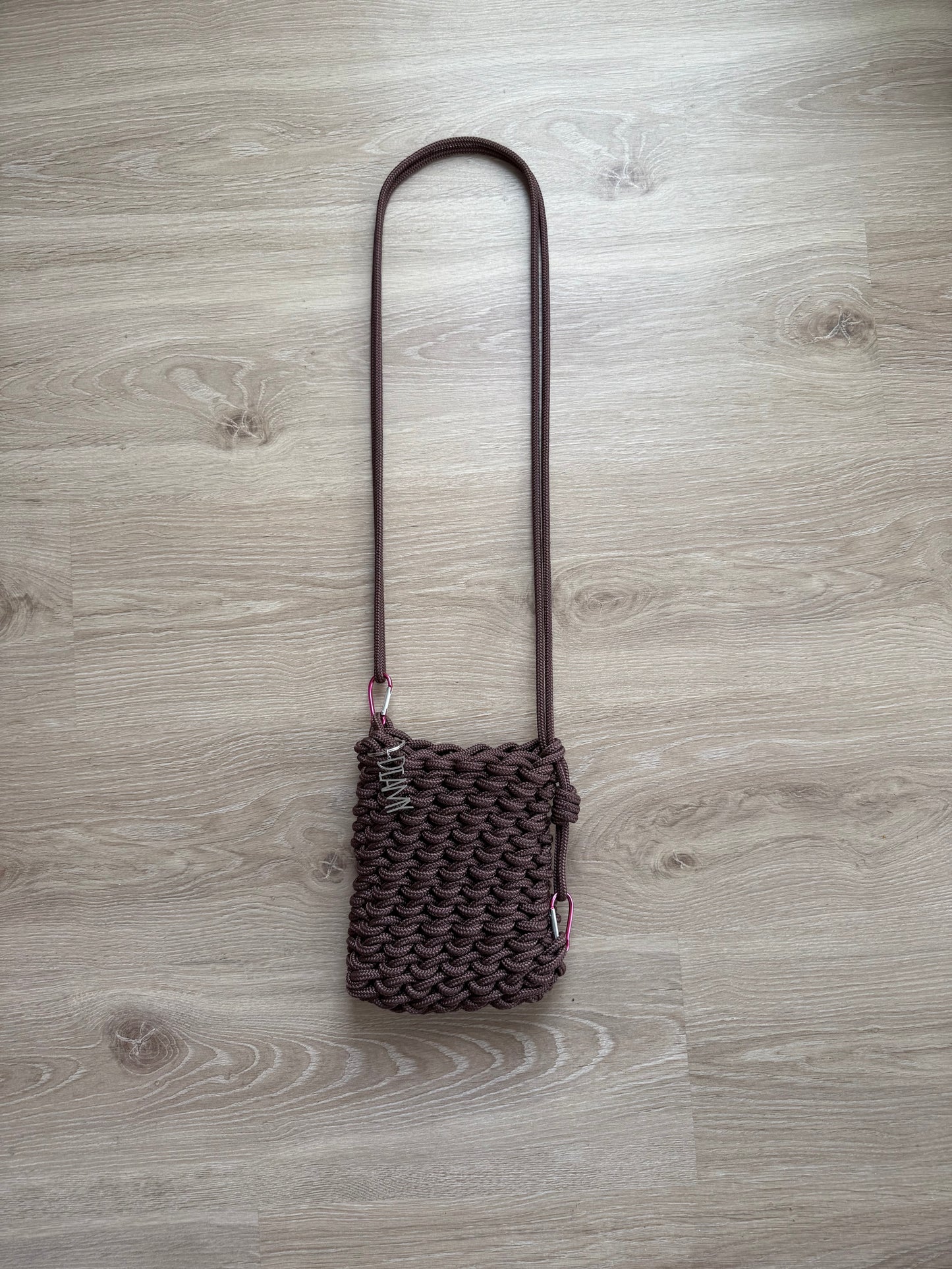 La pochette de téléphone marron