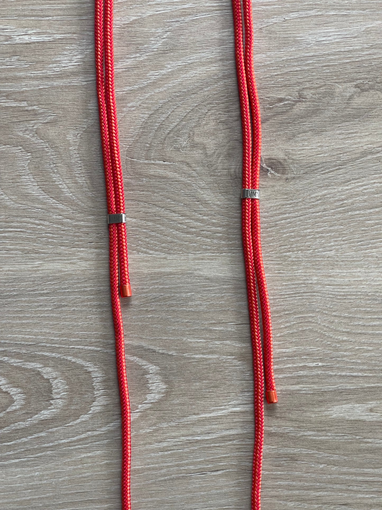 Le collier de téléphone corail