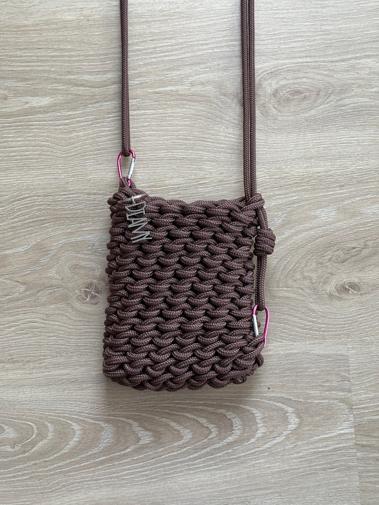 La pochette de téléphone marron